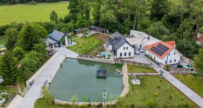 Beautiful private villa for 20 guests with A/C, hot tub, WIFI, TV, terrace and pets allowed