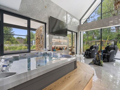 Beautiful private villa for 20 guests with A/C, WIFI, hot tub, TV, terrace, pets allowed and par...