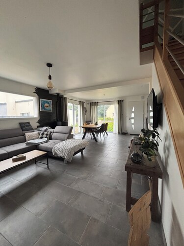 In the middle of the hague 5 people