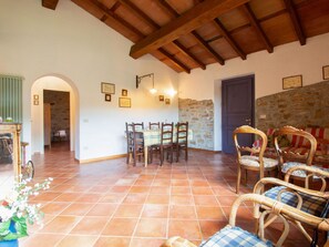 Dining - Stunning private villa for 12 guests with WIFI, private pool, TV, terrace and pets allowed (Castelnuovo Di Garfagnana)