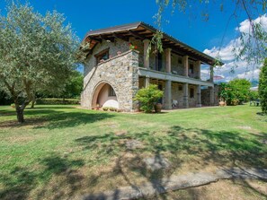 Exterior - Stunning private villa for 12 guests with WIFI, private pool, TV, terrace and pets allowed (Castelnuovo Di Garfagnana)