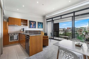 Fridge, microwave, oven, stovetop - Comfort, Harbour Views & Balcony | Zodiak Stays (Auckland)