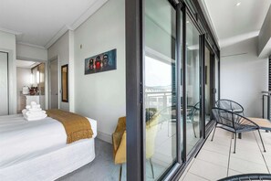 2 bedrooms, desk, iron/ironing board, WiFi - Comfort, Harbour Views & Balcony | Zodiak Stays (Auckland)