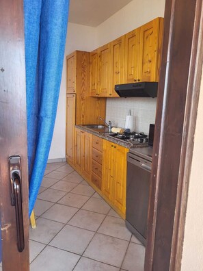 Cafetera y tetera, refrigerador, microondas y parrilla de estufa