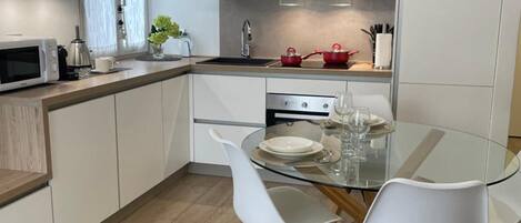 Réfrigérateur, four à micro-ondes, un four, surface de cuisson