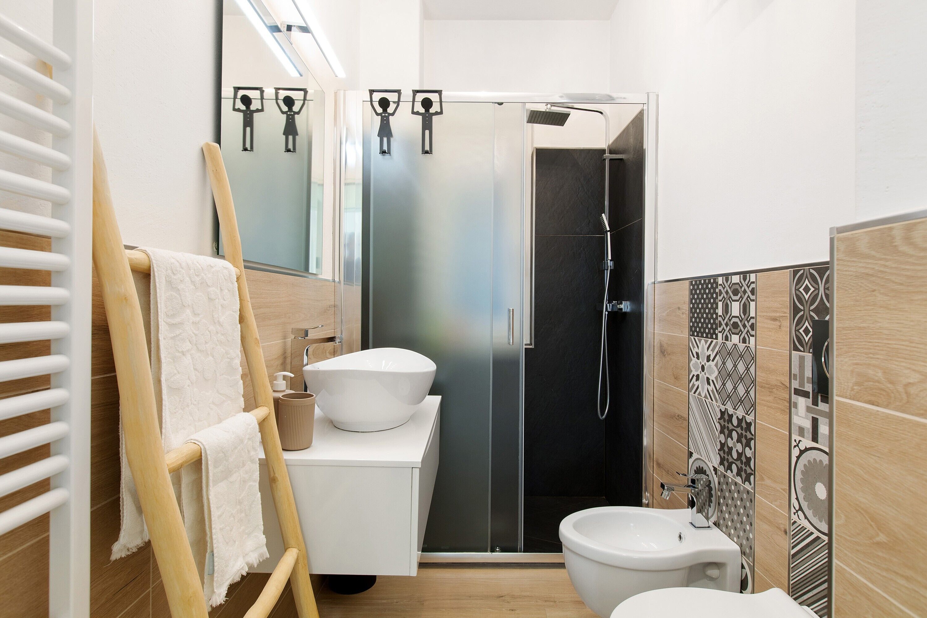 Douche, articles de toilette gratuits, sèche-cheveux