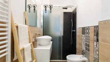 Douche, articles de toilette gratuits, sĂšche-cheveux