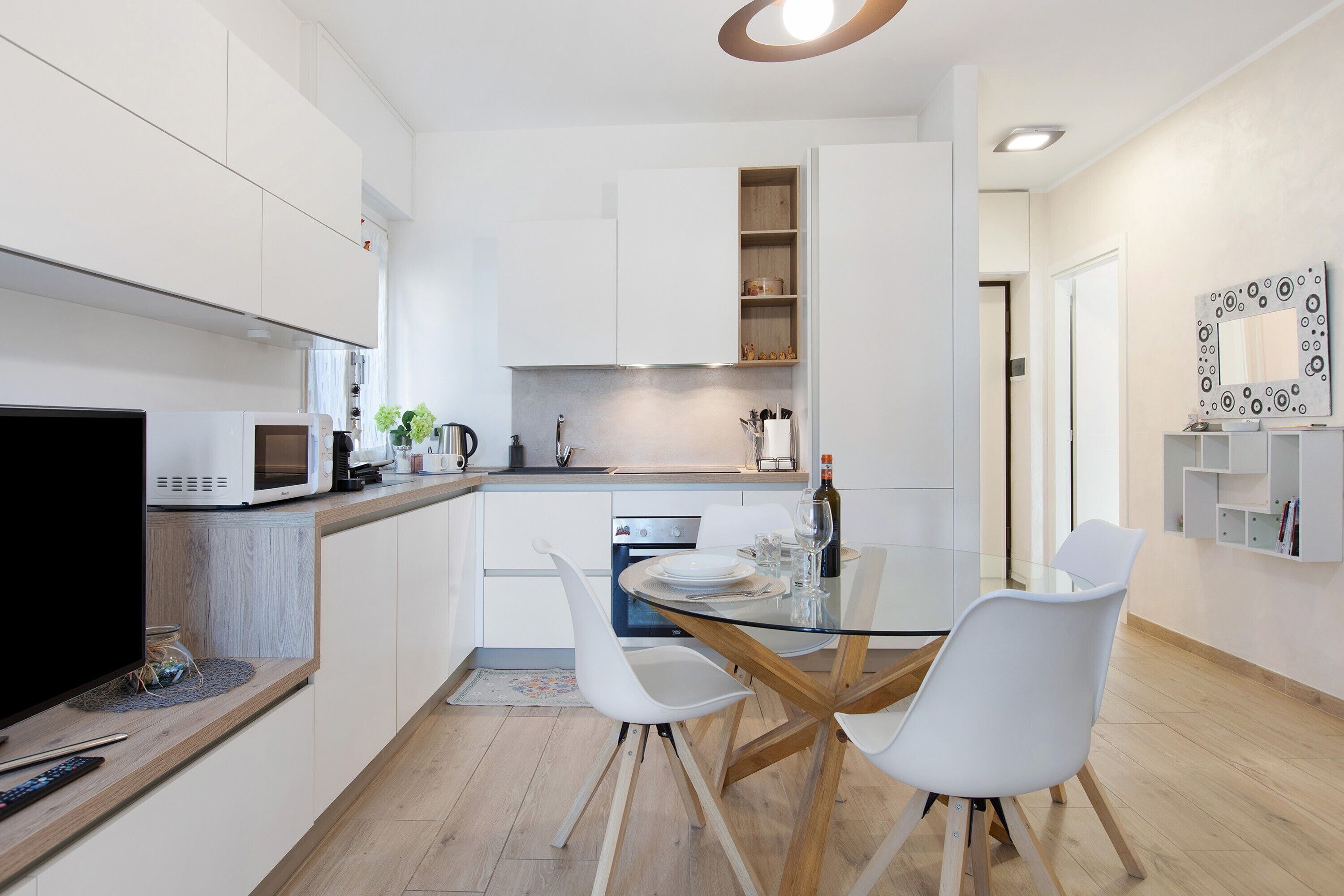 Frigorifero, microonde, forno, piano cottura