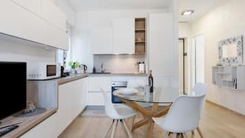 Frigorifero, microonde, forno, piano cottura