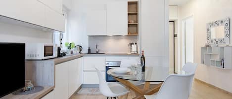 Fridge, microwave, oven, stovetop