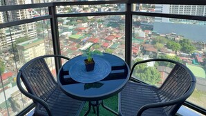 Outdoor dining - 1 BR Vacation Rentals in Pasay, View, Pool, PetFriendly (Pasay City)