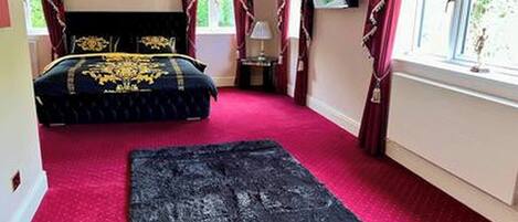 4 bedrooms, iron/ironing board, Internet, bed sheets