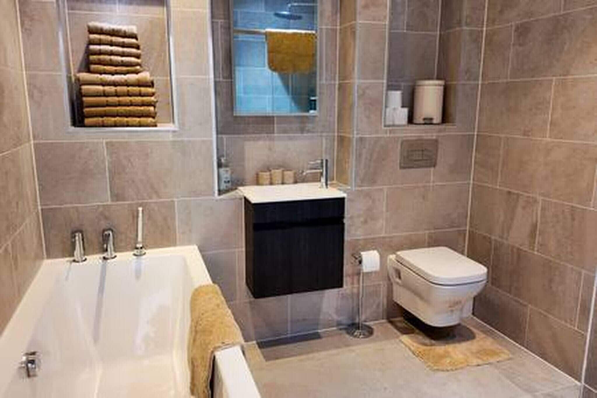Shower, jetted bath, towels
