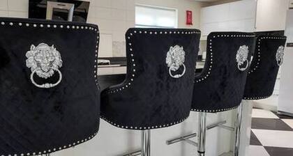 Stratford 4 BR Family Mansion with Pool, Gym & BBQ