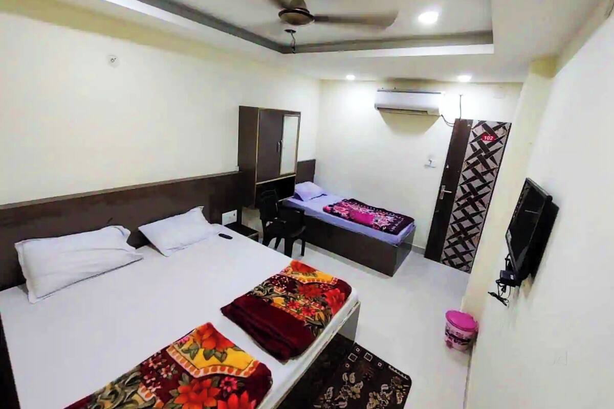 Deluxe Triple Room, Air conditioning | Hypo-allergenic bedding, desk, free WiFi