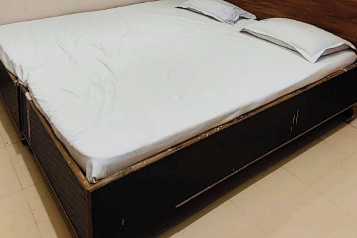 Hypo-allergenic bedding, desk, free WiFi