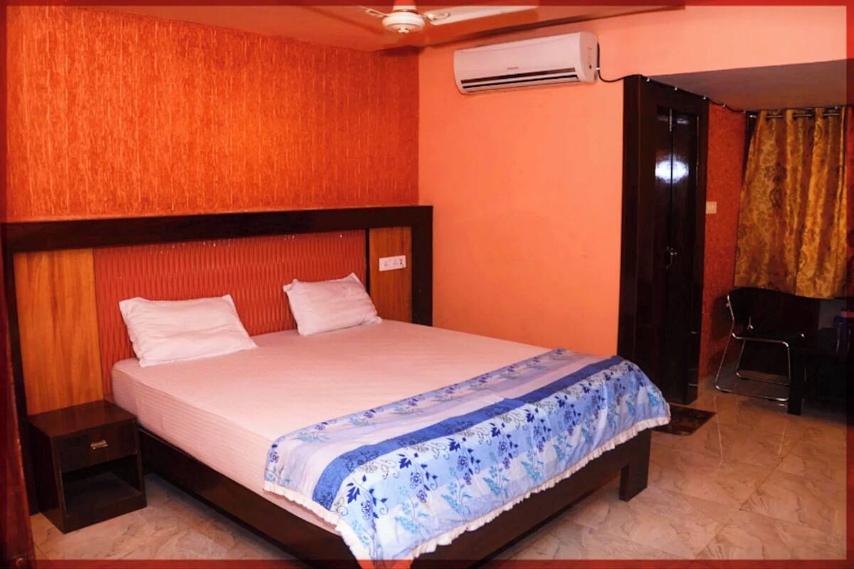 Hypo-allergenic bedding, desk, free WiFi