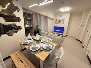 Dining - Cozy Modern Apartment Condo Unit (Manila)
