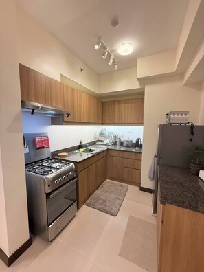 Fridge, stovetop, dishwasher, toaster