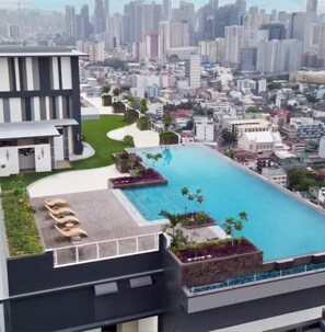 Pool - Cozy Modern Apartment Condo Unit (Manila)