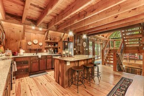 Fridge, microwave, oven, dishwasher - High Nest Lodge: Cozy cabin in Blowing Rock, NC, perfect for family getaways. (Blowing Rock)