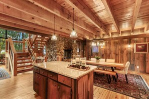 Dining - High Nest Lodge: Cozy cabin in Blowing Rock, NC, perfect for family getaways. (Blowing Rock)
