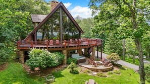 Outdoor spa tub - High Nest Lodge: Cozy cabin in Blowing Rock, NC, perfect for family getaways. (Blowing Rock)