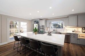 Kylskåp, mikrovågsugn, ugn och spishäll