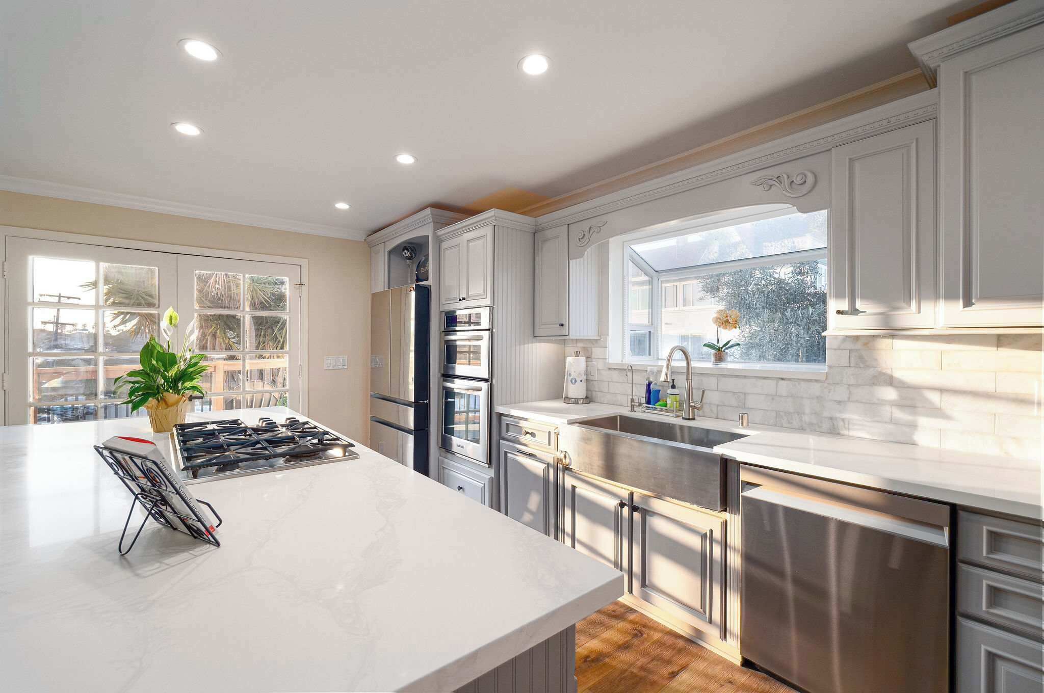 Jääkaappi, mikroaaltouuni, uuni, liesi