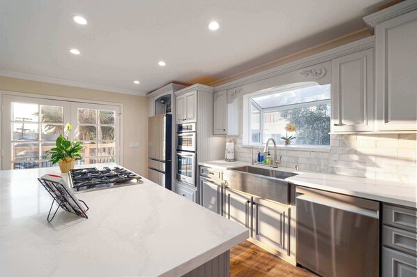 冷蔵庫、電子レンジ、オーブン、コンロ