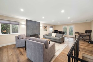 テレビ、書斎 / ワークスペース