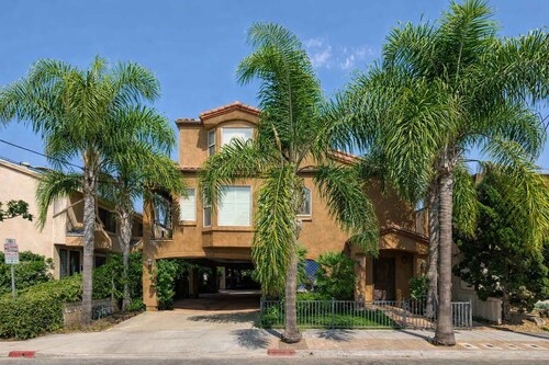 10 Min to the Zoo and Beach! | Tropical Townhome