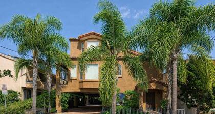 10 Min to the Zoo and Beach! | Tropical Townhome