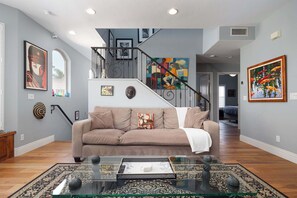 TV, offices - 10 Min to the Zoo and Beach! | Tropical Townhome (San Diego)