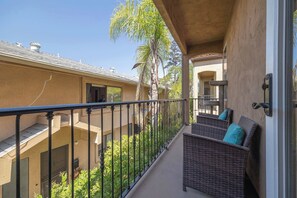 Property grounds - 10 Min to the Zoo and Beach! | Tropical Townhome (San Diego)