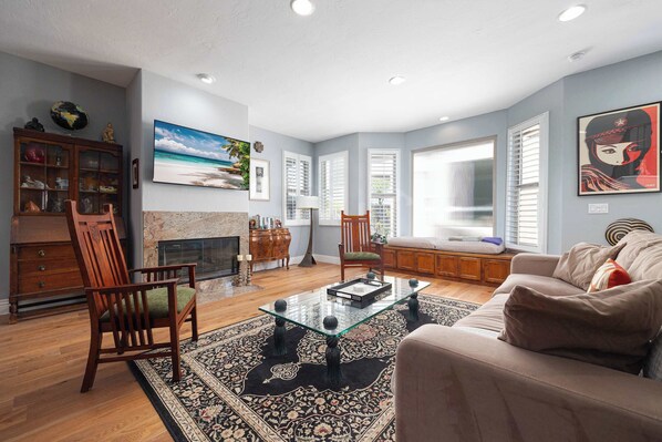 TV, offices - 10 Min to the Zoo and Beach! | Tropical Townhome (San Diego)