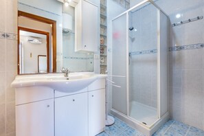 Douche, bidet, serviettes fournies