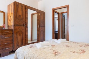 2 bedrooms, iron/ironing board