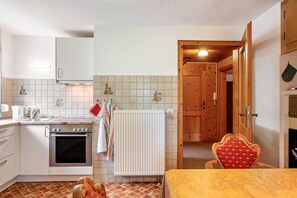 Fridge, oven, stovetop, coffee/tea maker