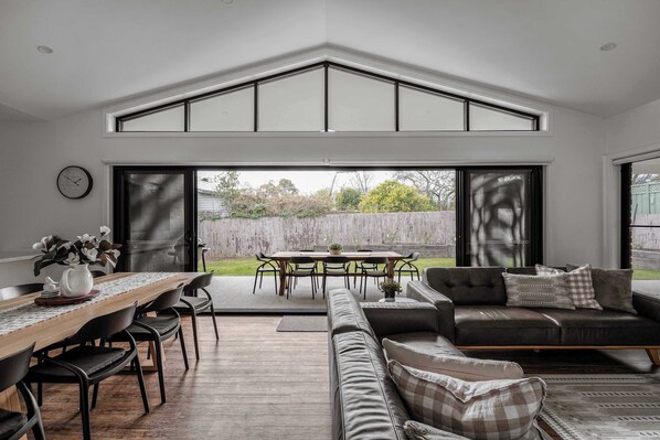 Televisión y chimenea 