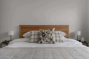 4 habitaciones, tabla de planchar con plancha, wifi y ropa de cama 