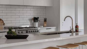 Een koelkast, een microgolfoven, een oven, een kookplaat