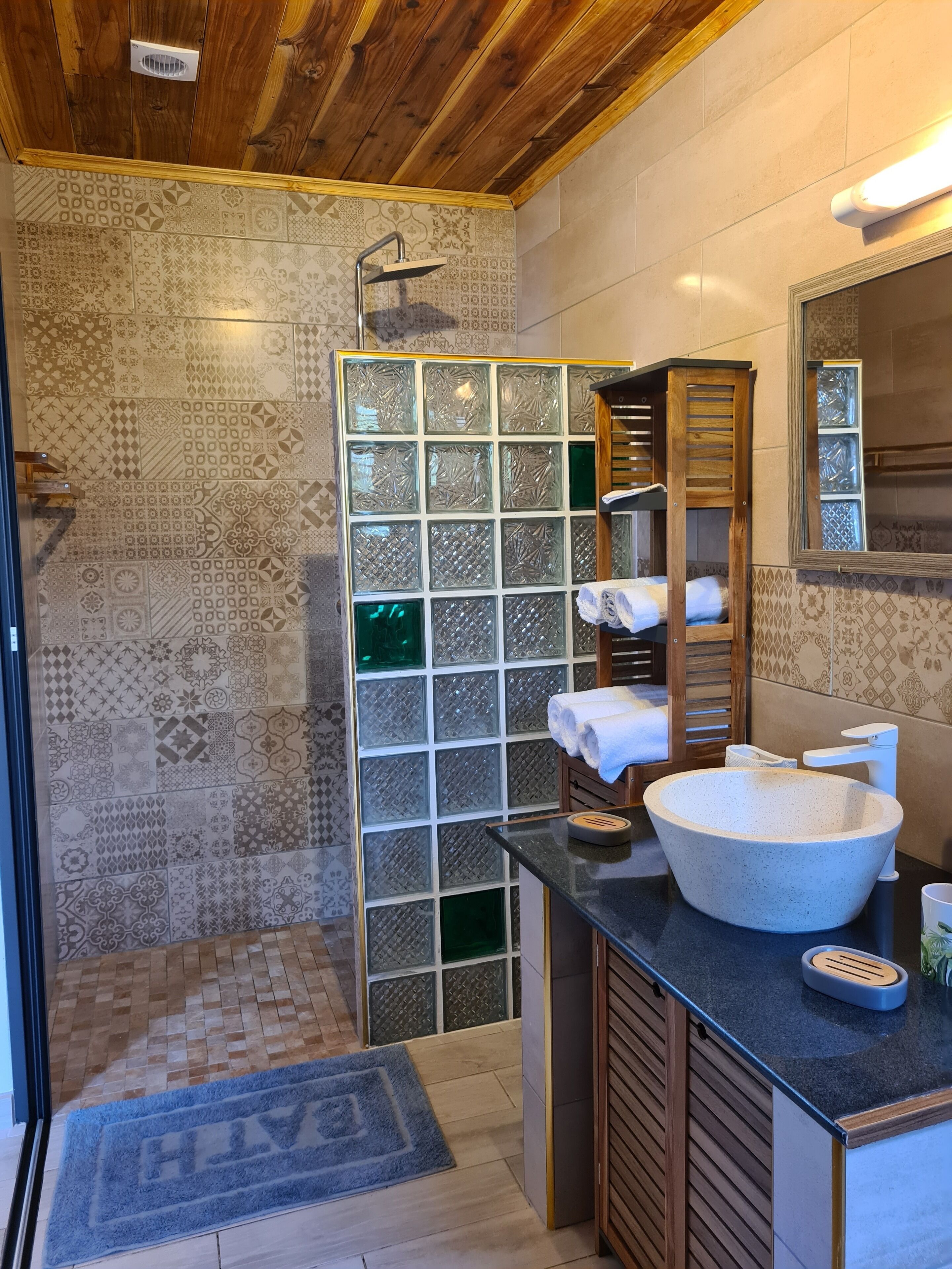 Douche, sèche-cheveux, bidet, serviettes fournies