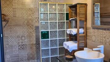 Douche, sèche-cheveux, bidet, serviettes fournies