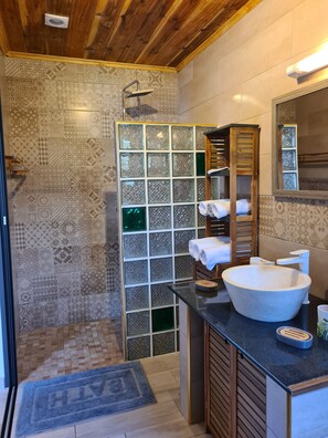 Chuveiro, secador de cabelo, bidê, toalhas de banho