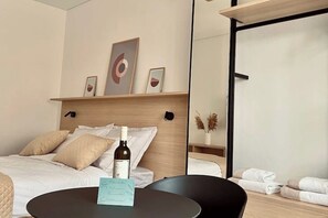 1 bedroom, internet, bed sheets