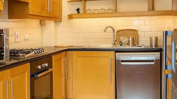 Jääkaappi, mikroaaltouuni, uuni, liesi