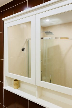 Douche, séchoir à cheveux, serviettes fournies, savon