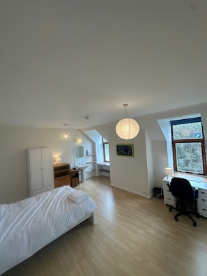Standard Twin Room | Desk, laptop workspace, free WiFi