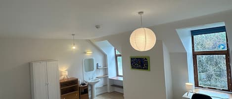 Chambre Double Standard, salle de bains commune | Bureau, espace de travail pour ordinateur portable, Wi-Fi gratuit